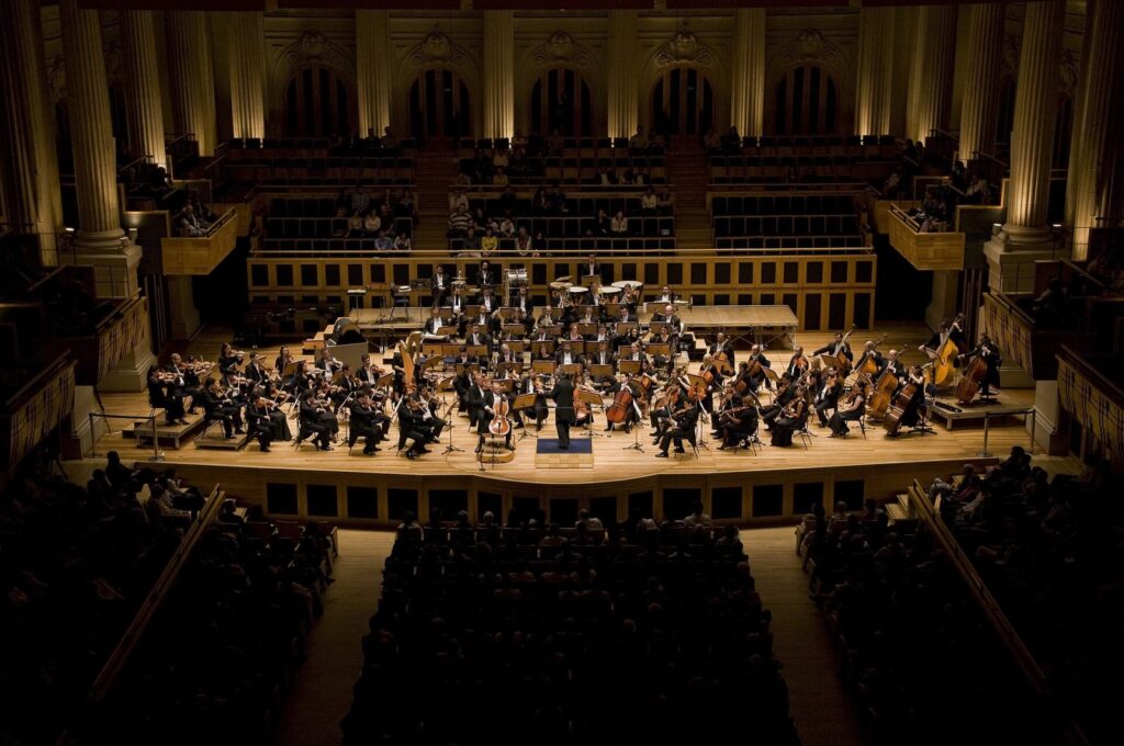 A Filarmônica de Minas Gerais apresenta o concerto “Fora de Série” na Sala Minas Gerais.