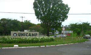 Aprovada em medicina na Unicamp em 2021, ex-aluna de escola pública se forma em novembro