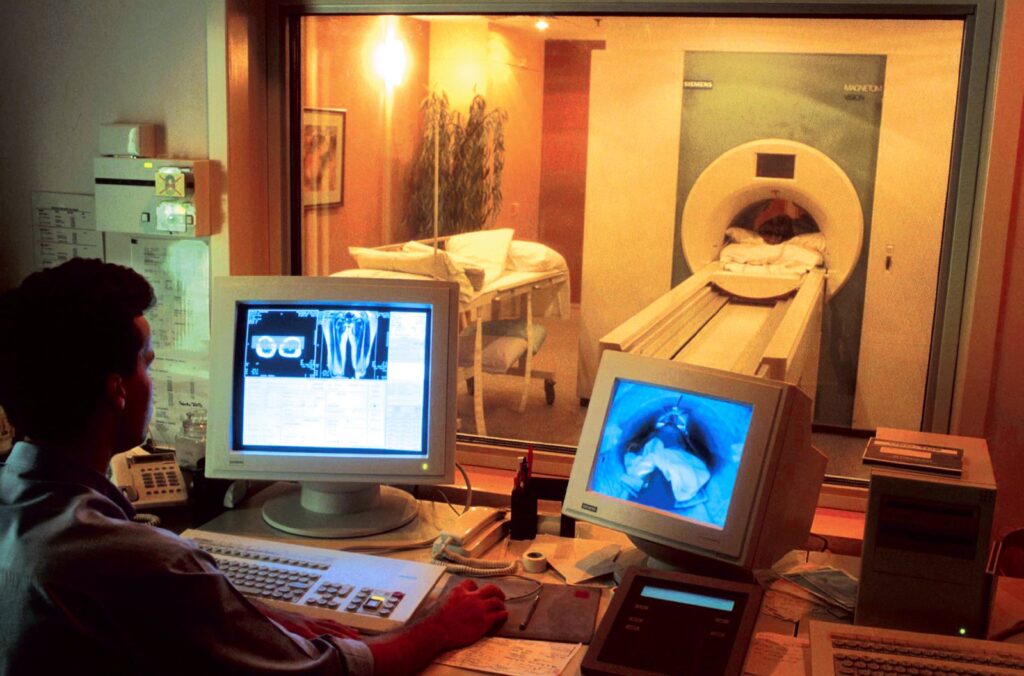 AVC em mulheres: neurologista aponta riscos da puberdade à menopausa