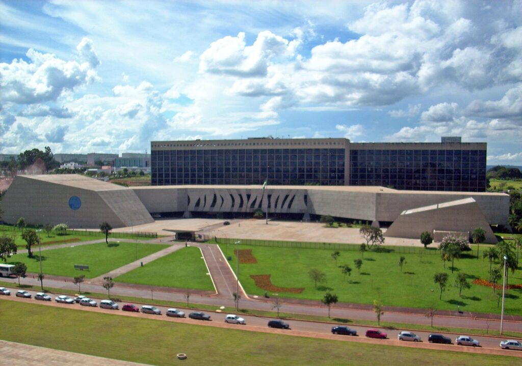 O STJ informou que abriu procedimentos administrativos para apurar possíveis infrações.