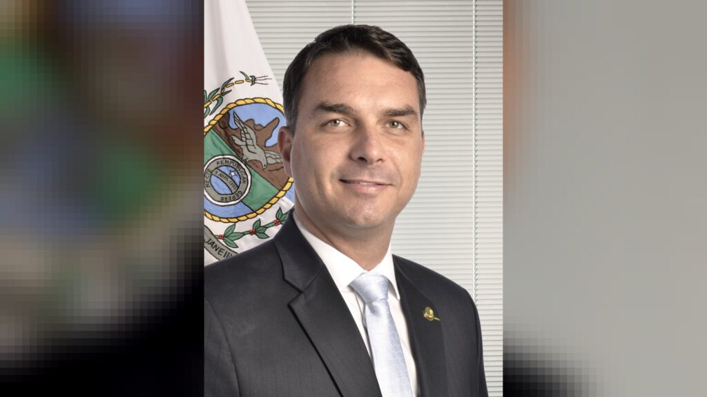 Flávio Bolsonaro nos EUA: Trump aprova viagem após saída pela Argentina Flávio Bolsonaro