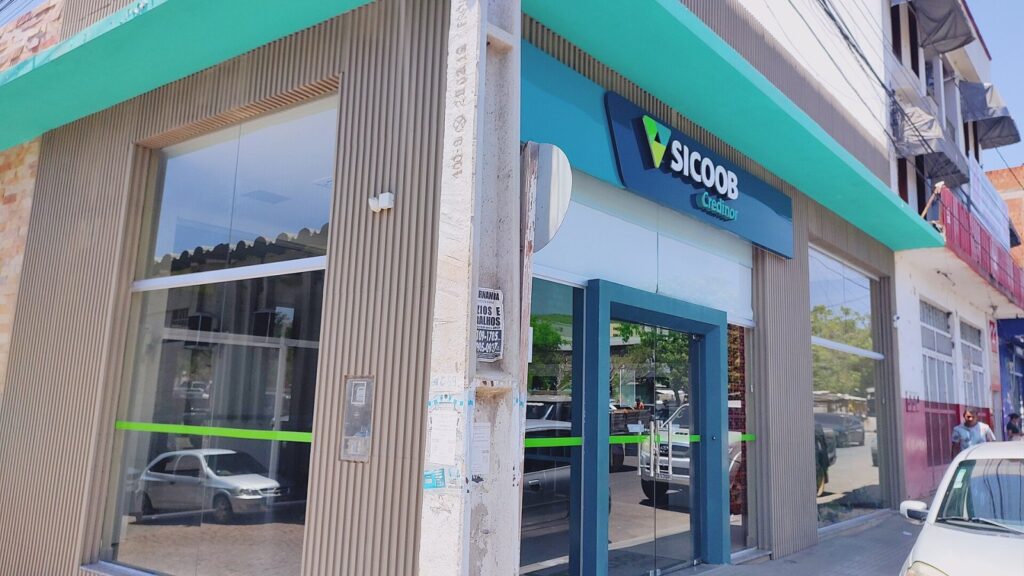 Investir dinheiro: o que muda entre guardar, poupar e aplicar Sicoob