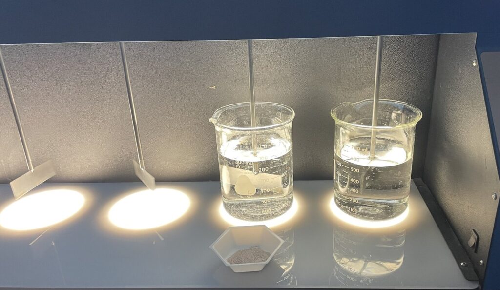 Microplásticos na água podem produzir moléculas capazes de danificar células Microplásticos na água podem produzir moléculas capazes de danificar células
