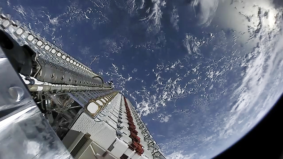 A rede Starlink conecta terminais de usuários a satélites em órbita baixa.